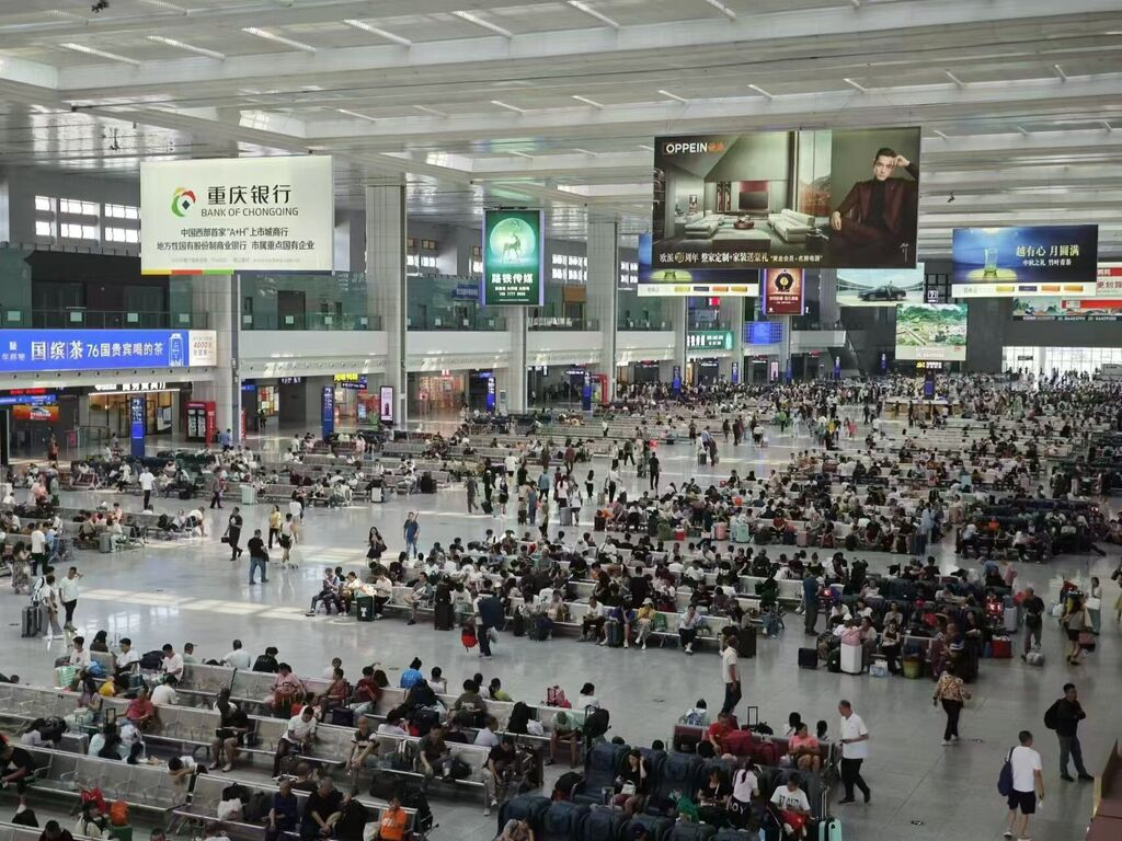 Waiting Hall of Chongqingbei Railway Station (Photographed by Lei Xueyi)