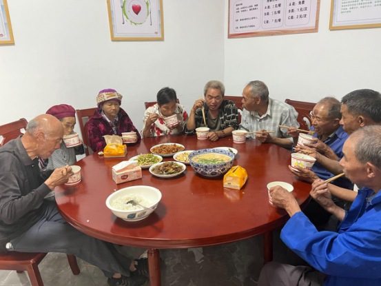 老人在幸福食堂内吃饭。受访者供图 华龙网发