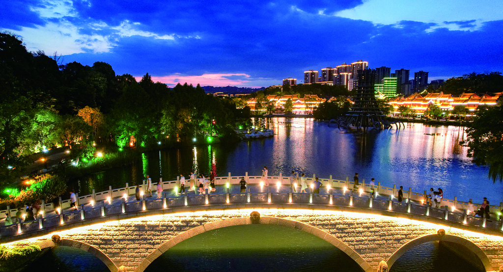 Citizens taking a walk at Xiuhu Park (Photographed by Zeng Qinglong / Bishan Converged Media Center)