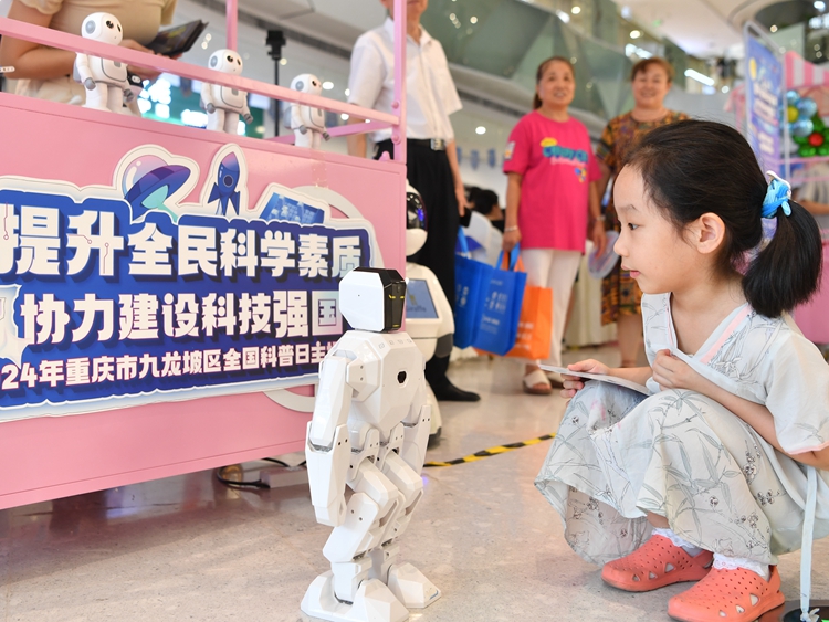 市民在活动现场科技互动。周邦静 摄