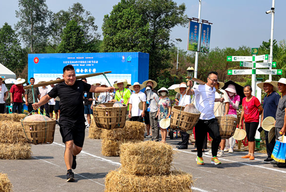 農(nóng)民豐收節(jié)上趣味橫生。大足區(qū)委宣傳部供圖 華龍網(wǎng)發(fā)