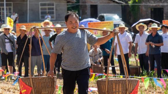 “挑谷子接力”趣味運動項目。奉節(jié)縣委宣傳部供圖