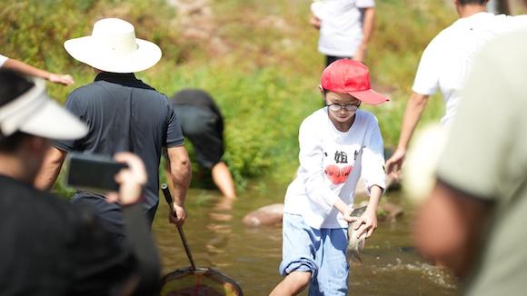 稻田摸魚趣味項目。奉節(jié)縣委宣傳部供圖