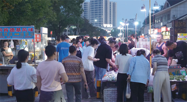 夜幕降臨，鳳凰湖惠民夜市更加熱鬧，人頭攢動(dòng)。渝西都市報(bào)記者 龔毅 攝