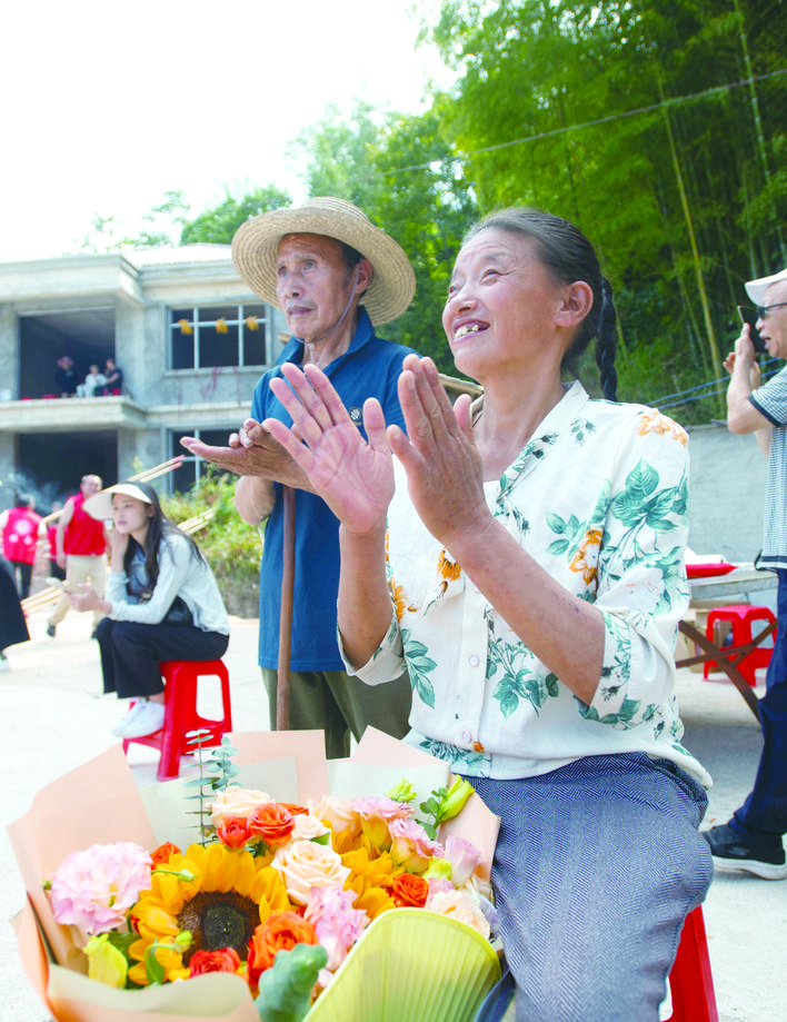 重慶市道德模范——盲人孝媳黃佐容(前）巴巴掌鼓起來。