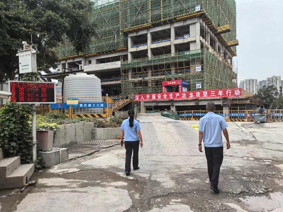 執(zhí)法隊員走進轄區(qū)施工工地檢查。大石壩街道供圖