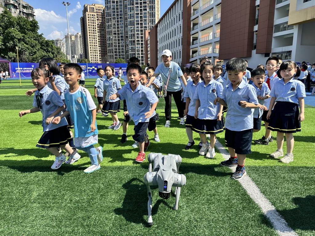 2024年华新实验小学“搞一点科创”展示活动现场