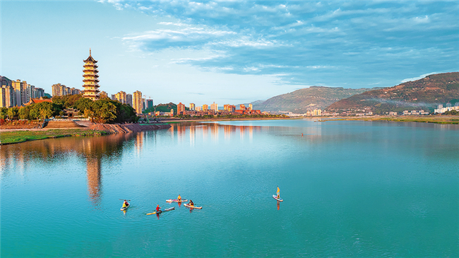 Paddle boarding enthusiasts conducting recreational activities on Hanfeng Lake (Photographed by Yi Xingbing)