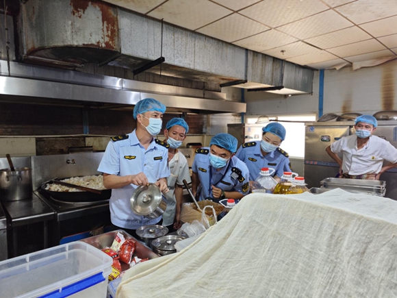 開展校園食品安全檢查。大石壩街道供圖