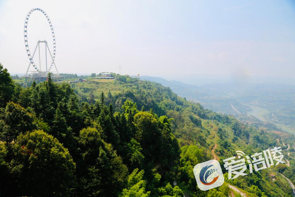 美心红酒小镇景区秋日美景。