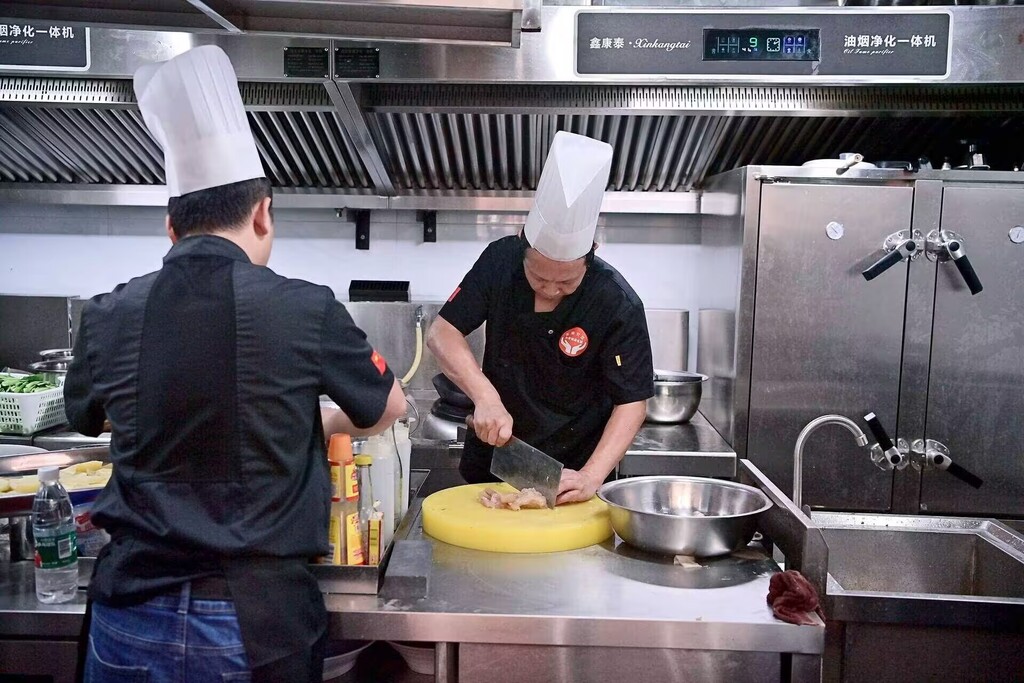 为群众提供健康餐食。熊桂伟 摄