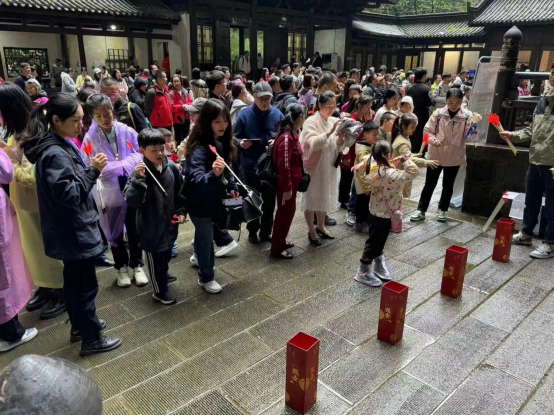 往期國慶活動(dòng)，游客參與互動(dòng)節(jié)目。武隆景區(qū)供圖 華龍網(wǎng)發(fā)