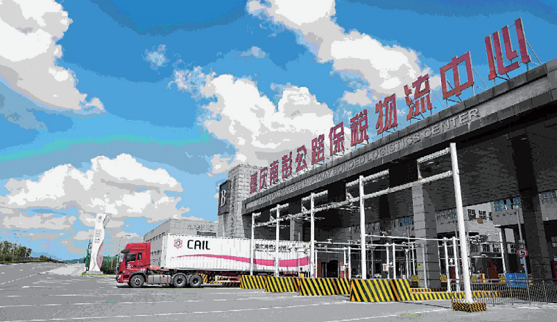 A cross-border highway shuttle bus launched at Chongqing Nanpeng Highway Bonded Logistics Center (Type B) (Photographed by Chen Jun / Chongqing Morning Post)