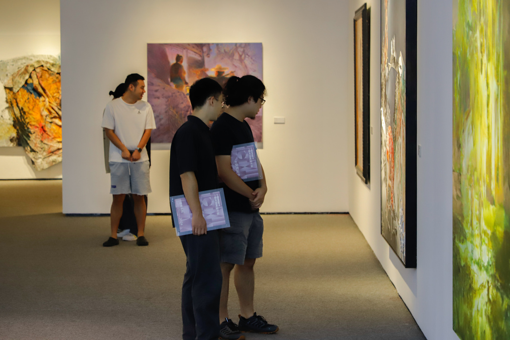 Citizens watching the exhibition at the exhibition site