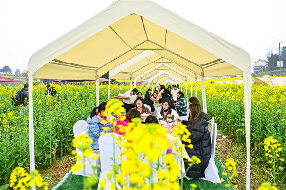 花田里涮火鍋。永興鎮(zhèn)供圖 華龍網(wǎng)發(fā)