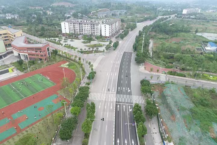 人行天桥投入使用前，来往师生、居民存在重大过街安全隐患。 大足区人大常委会供图