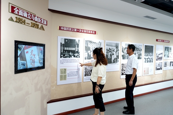 市民們在人民代表大會制度北碚實(shí)踐主題館參觀。通訊員 秦廷富 攝