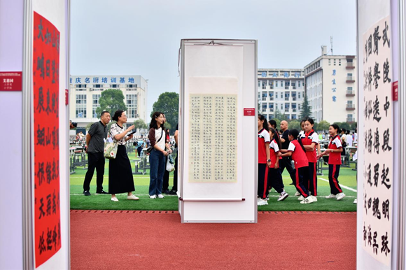 现场群众正在观看书法作品展。吴华 摄