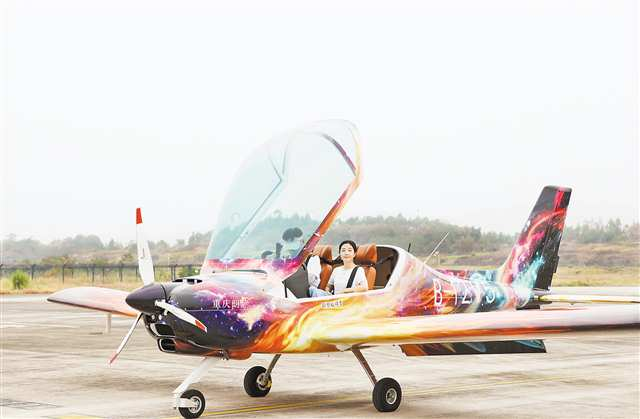 Tourists enjoyed low-altitude flights at Yongchuan Da'an Airport on September 25