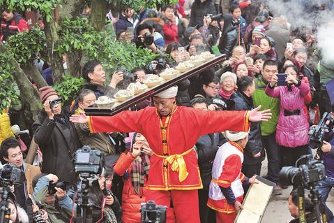 千米长宴上演精彩好戏。记者 杨洪 摄