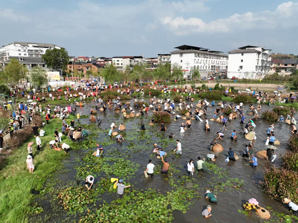 大足区第四届“过二凼”逮鱼节现场。大足区委宣传部供图 华龙网发