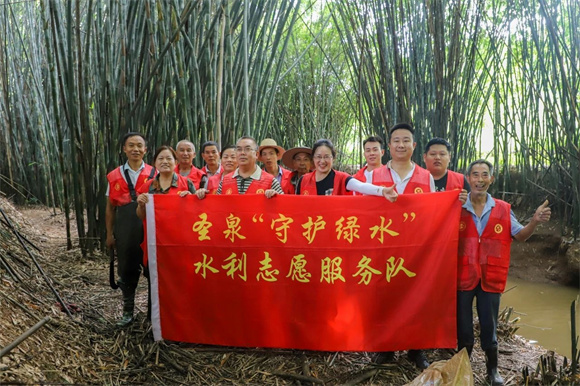 水利志愿服務(wù)隊開展河道清理工作。圣泉街道供圖 華龍網(wǎng)發(fā)