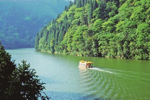 龙潭湖倒映着两岸青山，沁人心脾。记者 苏盛宇 摄