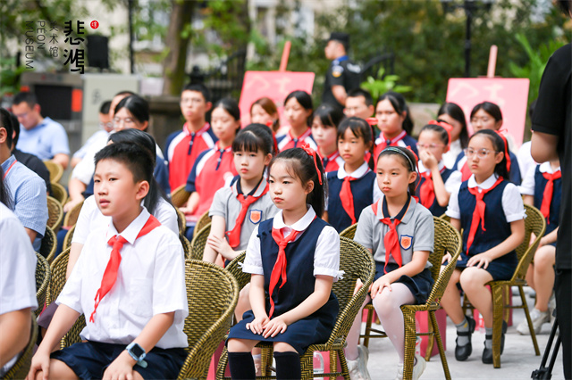 徐悲鴻小學(xué)學(xué)生代表參加作品展開幕式。江北區(qū)委宣傳部供圖 華龍網(wǎng)發(fā)