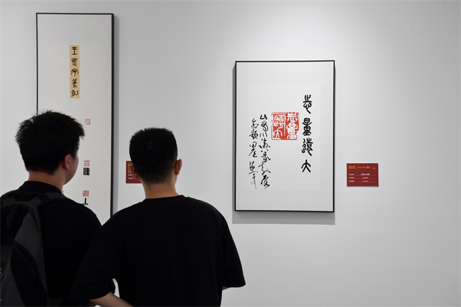 市民在現(xiàn)場(chǎng)觀展。通訊員 曹鳴鷗 攝