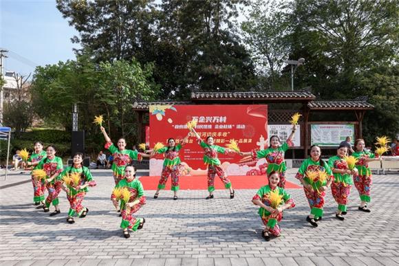 丰收集市现场节目表演。主办方供图