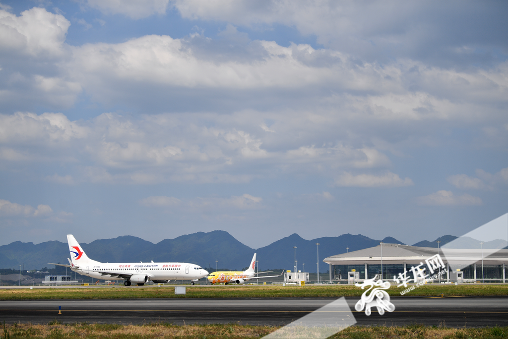 An airliner preparing to take off at Chongqing Jiangbei International Airport