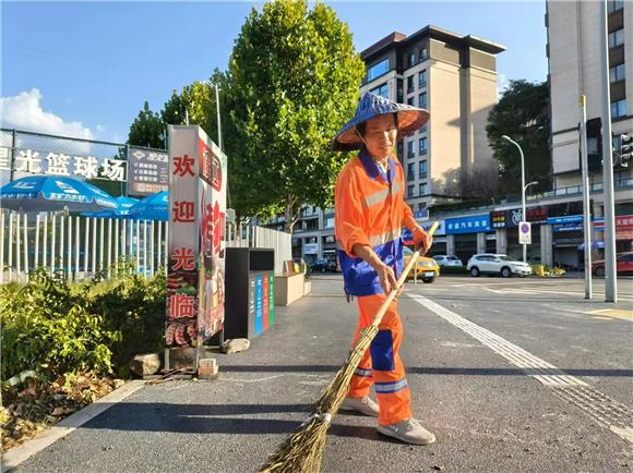 環(huán)衛(wèi)工人在街上進行清掃工作。禮嘉街道供圖 華龍網(wǎng)發(fā)