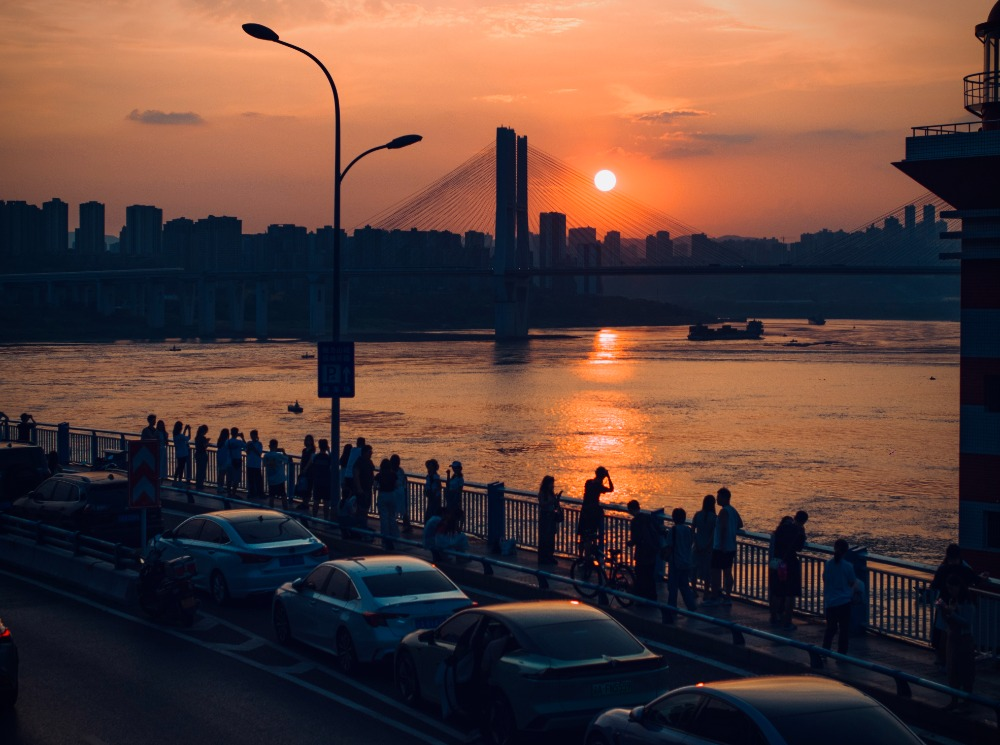 On September 1, many citizens admiring the romantic sunset on Babin Road