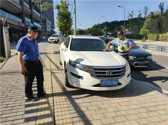 綜合執(zhí)法崗工作人員處理轄區(qū)違停問題。禮嘉街道供圖 華龍網(wǎng)發(fā)