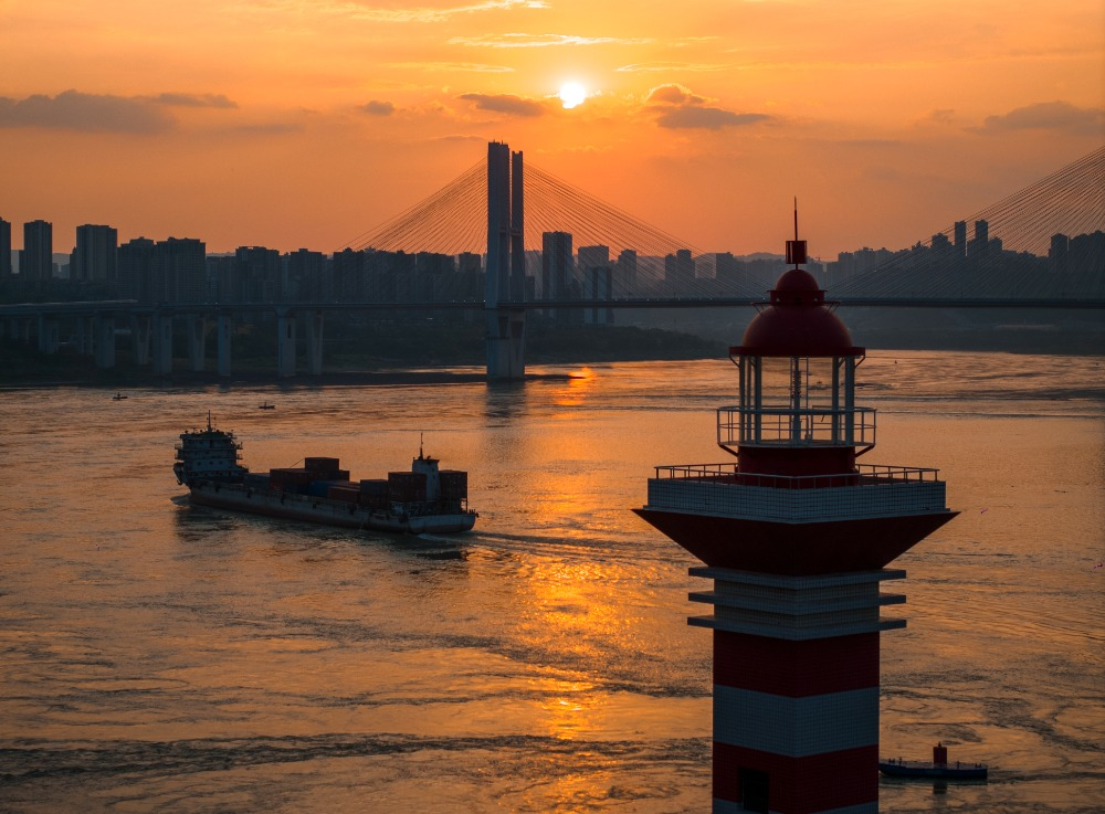 On September 1, the romantic scenery in the light of sunset on Babin Road