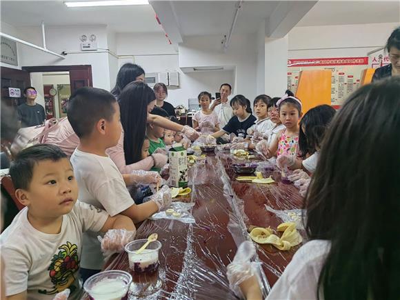 孩子们动手制作美食。花马社区供图