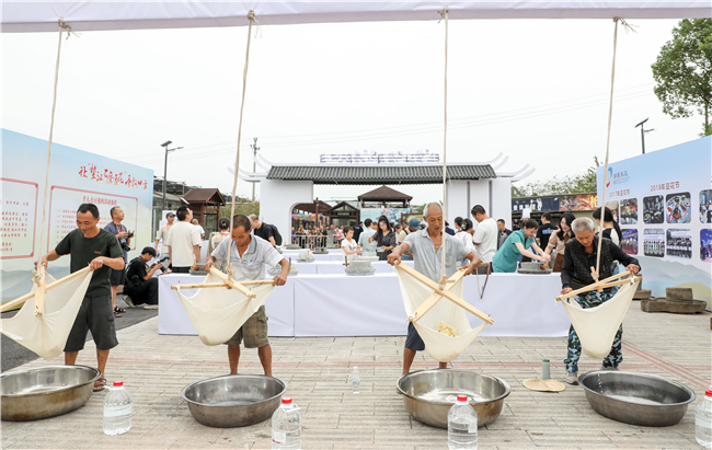 市民体验做豆花。通讯员 龚长浩 摄