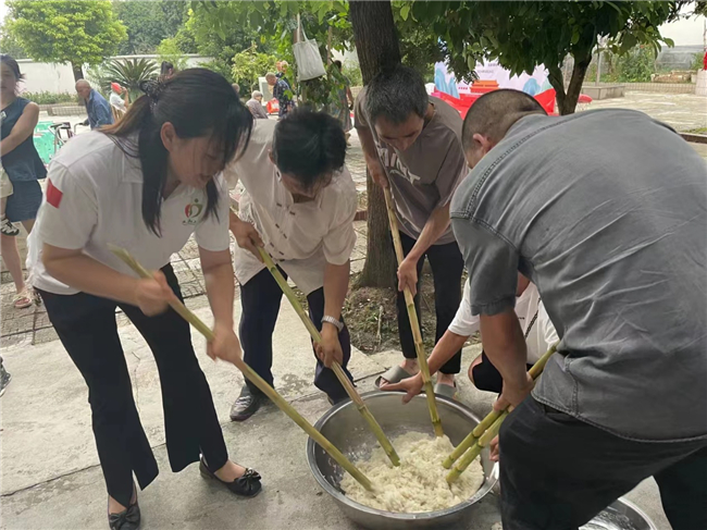 村民與社工參與趣味活動。豐都縣委宣傳部供圖 華龍網發(fā)