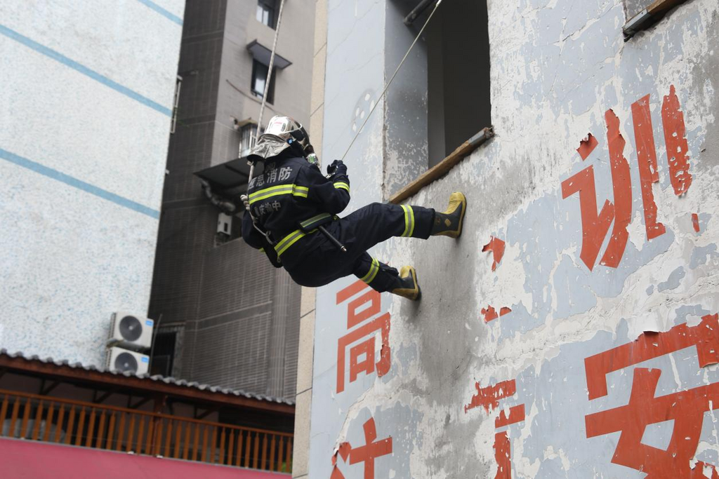 训练先。渝中区消防救援局供图 华龙网发