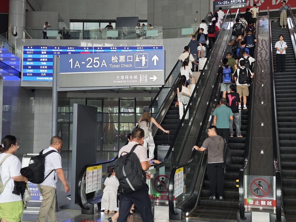 旅客有序進站乘車。 魏偉 攝