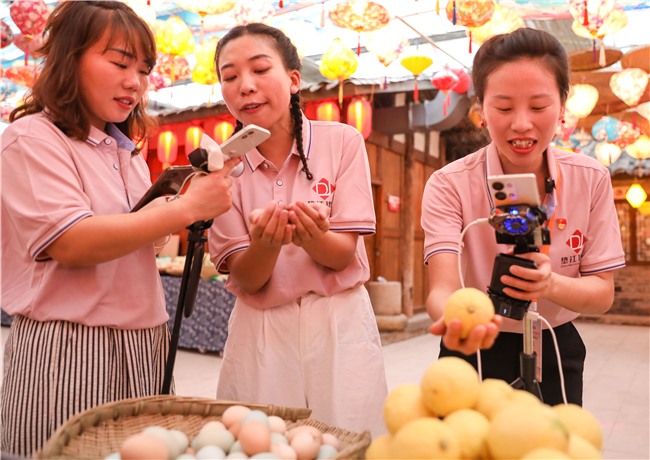 電商直播帶動(dòng)地方特色食品 。通訊員 龔長(zhǎng)浩 攝