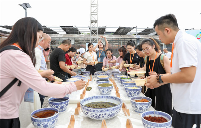 游客在打豆花作料。通訊員 龔長(zhǎng)浩 攝