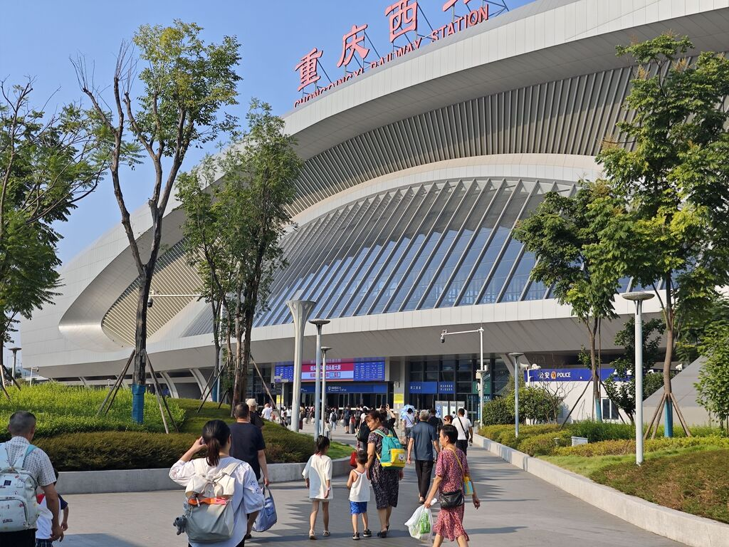 Passengers heading to Chongqingxi Railway Station