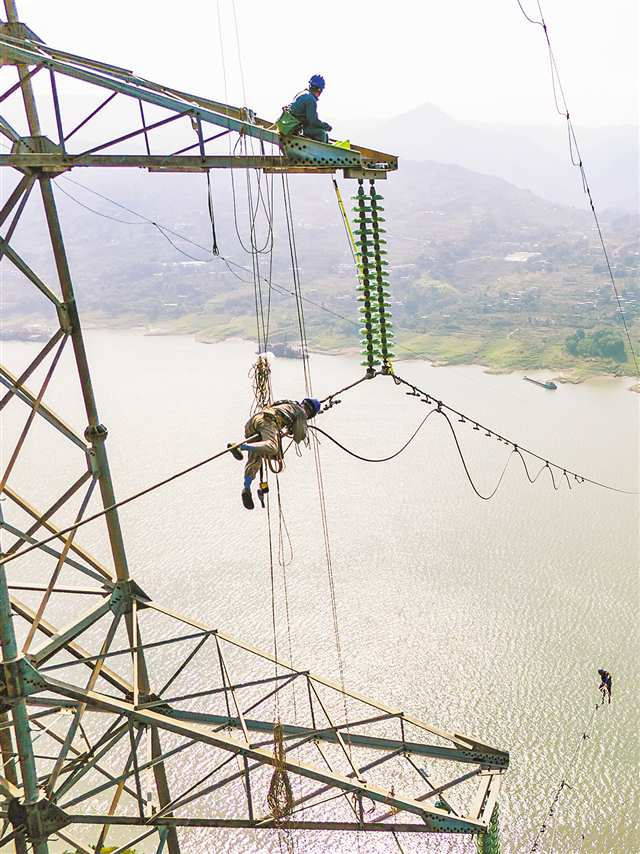 On September 1, power maintenance workers were busy repairing cross-river power lines in Xintian Town, Wanzhou District