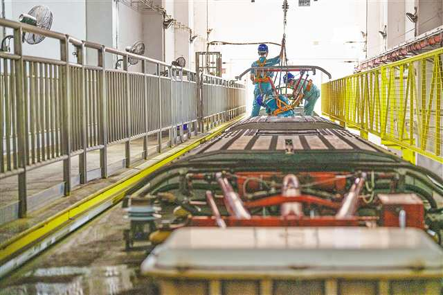 On August 31st, workers were performing maintenance on the rooftops of trains at the Dazhulin base of Chongqing Rail Transit