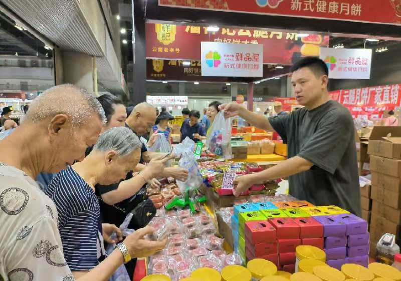 Citizens selecting mooncakes (Photo provided by the interviewee)