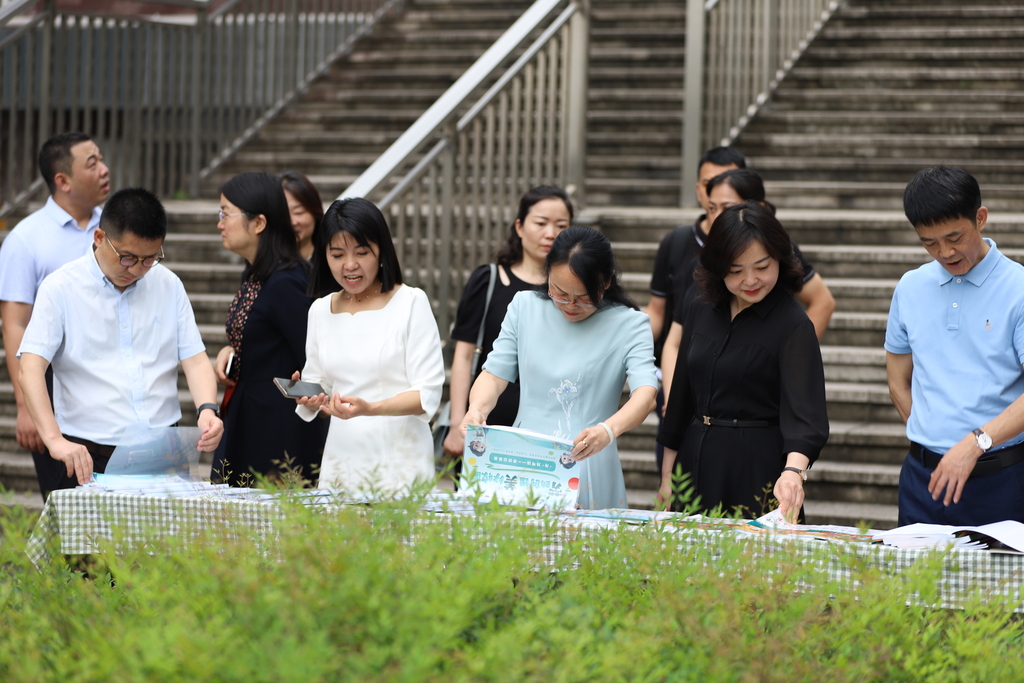 四川成都龙泉驿教育局一行到访南坪实验小学教育集团