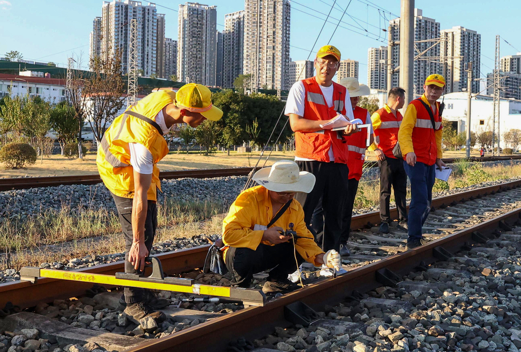 Railway maintenance workers checking equipment (Photographed by Wu Kun)