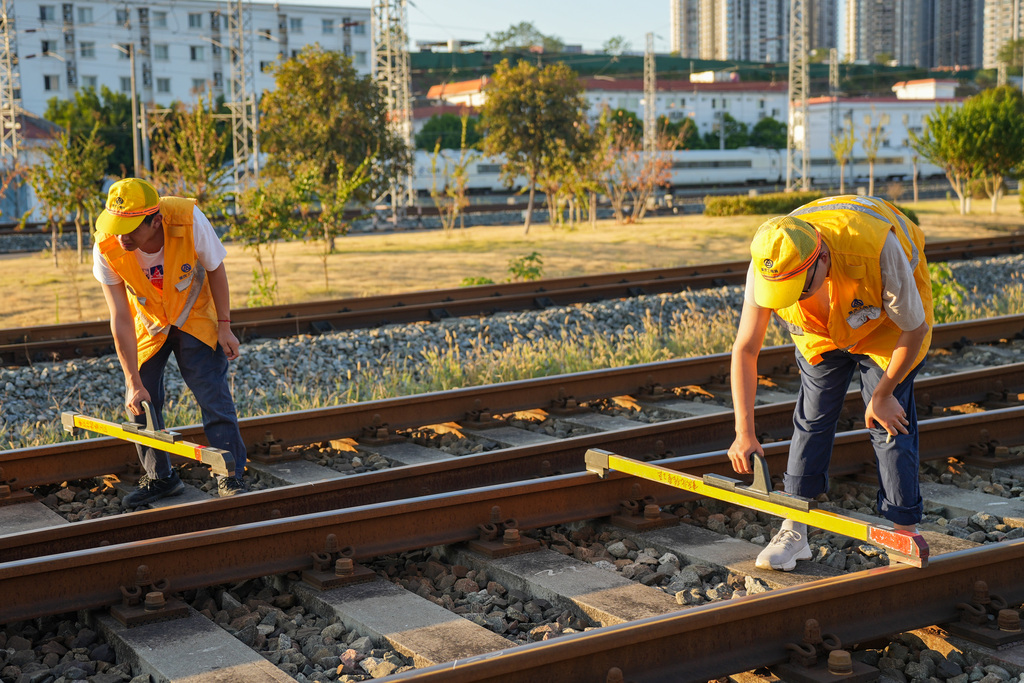 Railway maintenance workers measuring rail’s hardness (Photographed by Wu Kun)