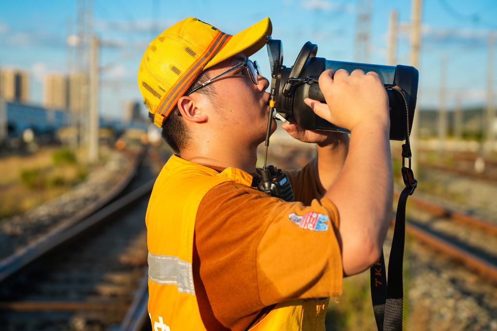 A maintenance worker drinking water (Photographed by Wu Kun)